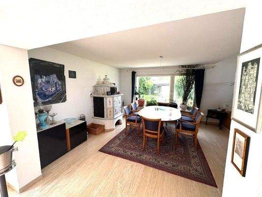 Esszimmer mit Kachelofen möbliert