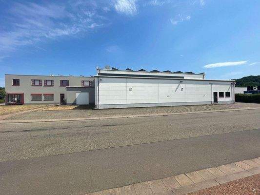 Bürogebäude und Halle seitlich