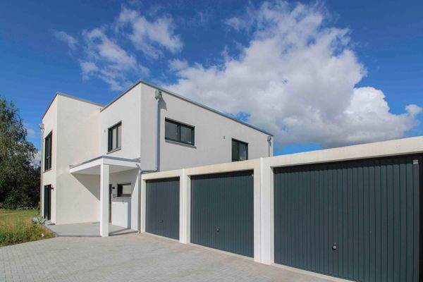 Einfahrt mit Blick aufs Haus