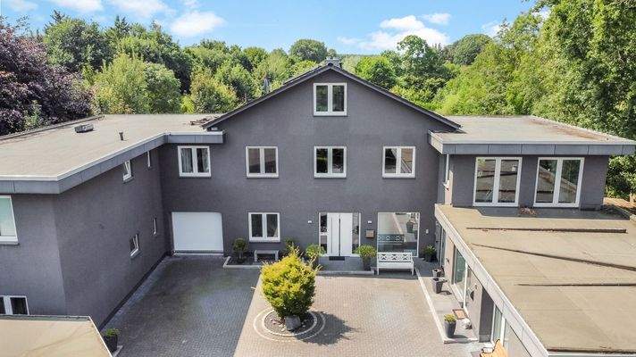 Frontansicht mit Auffahrt