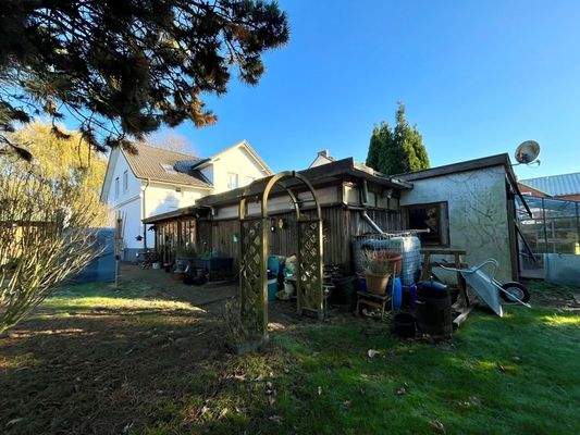 Immobilie mit Nebengebäuden