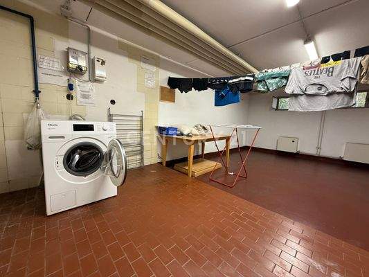 Waschküche mit Gemeinschaftswaschmaschine