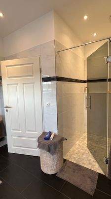 Badezimmer mit großer Dusche