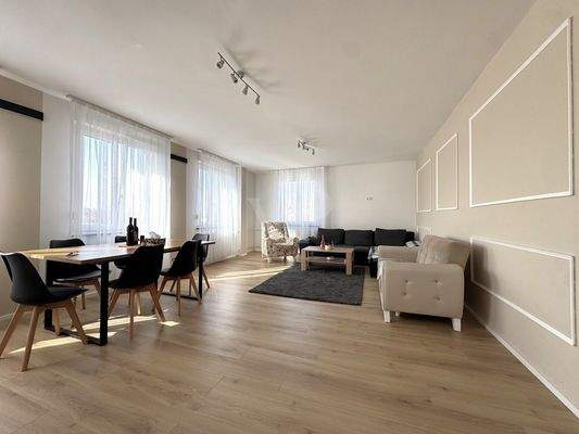 Helles Wohnzimmer mit viel Tageslicht