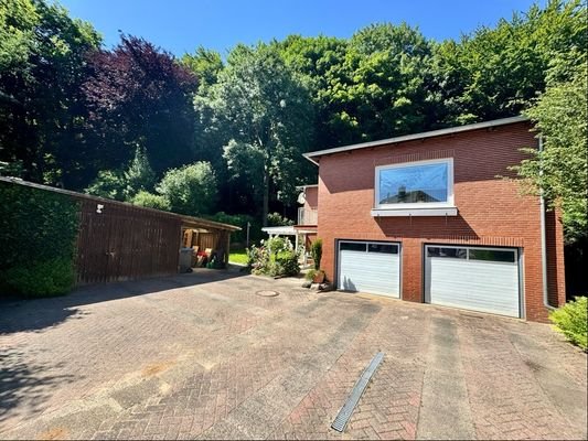 Hoffläche mit Carport und Garagen