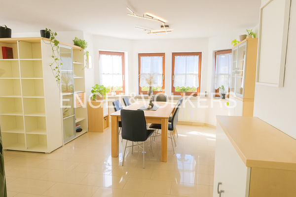 Großzügiger Essbereich im EG mit Kachelofen