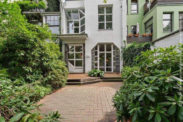 ... sowie auf die Küche mit vorgebautem Balkon im Obergeschoss.