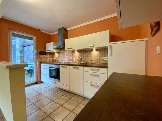 Küche mit Zugang zur Terrasse