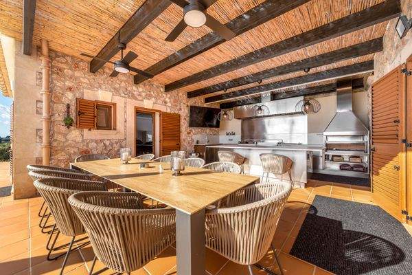 Fantastische Außenküche mit Essbereich