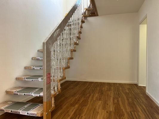Massivholztreppe mit viel Platz darunter