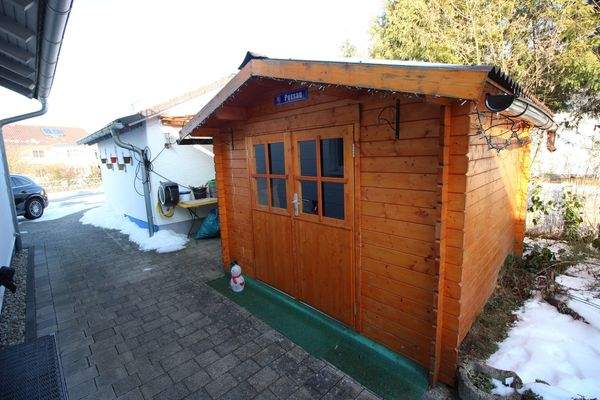 Gartenhaus und Garage