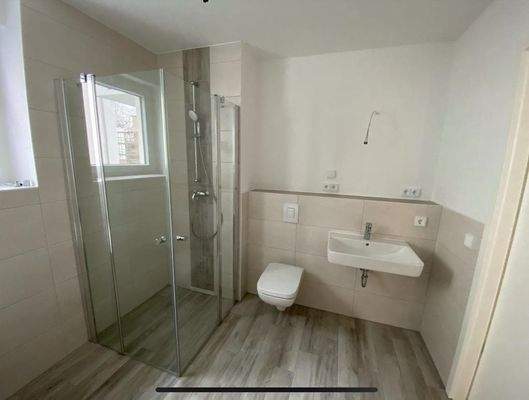 Vollbad mit bodengleicher Dusche