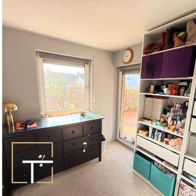 Helles Zimmer mit Regal