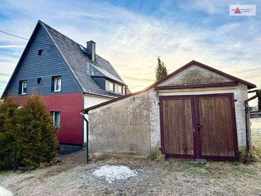 Hausansicht mit Garage