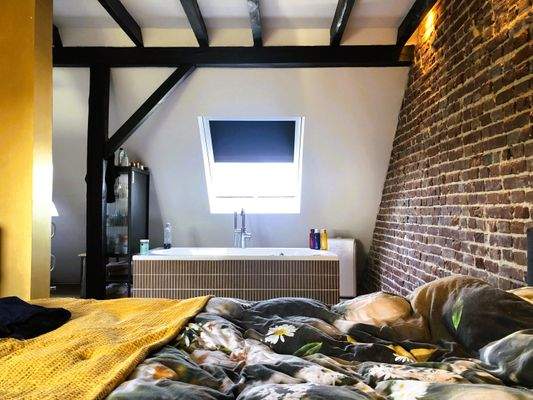 Offenes Schlafzimmer mit eigener Badewanne.2