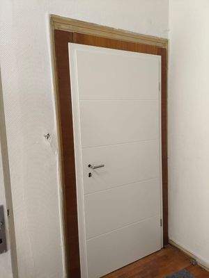 IDie Küche hat eine Tür zum Flur erhalten