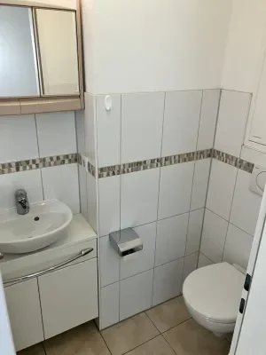 10_Gäste-WC_mit_Fenster.jpeg