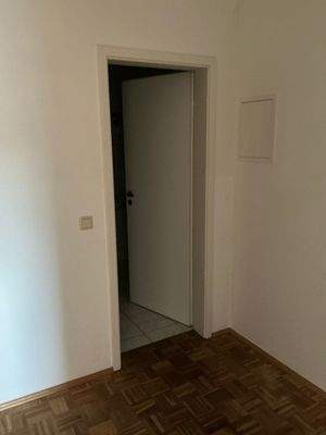 Blick vom Flur in Richtung Bad.jpeg