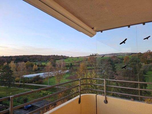 ein überdachter Westbalkon läd zum Verweilen ein