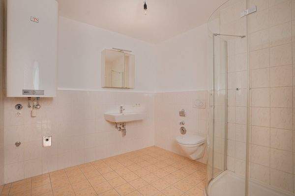 Badezimmer mit Dusche u. WM Anschluss