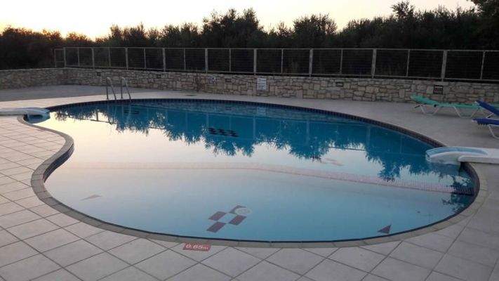 Kreta, Asprouliani: Stilvolles 3-Zimmer-Haus in einer Wohnanlage zu verkaufen