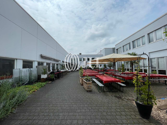 Restaurant im Nebengebäude - J