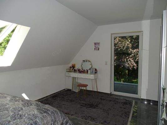 Schlafzimmer 3 OG.jpg