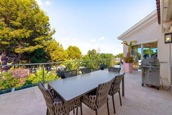 Großzügige Terrasse mit schönem Weitblick 