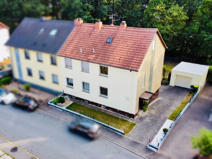 Viel Platz unter einem Dach - 2 Wohnungen, 2 Garagen, großer Garten mit Terrasse in einer ruhigen Sackgasse