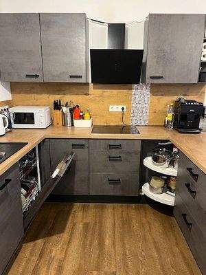 Die Vormieterin möchte bei Interesse gern ihre Einbauküche für 2.500 € verkaufen (ohne Kühlschrank)