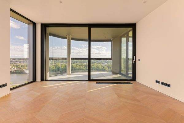 ... auf das Wohnzimmer und die Loggia