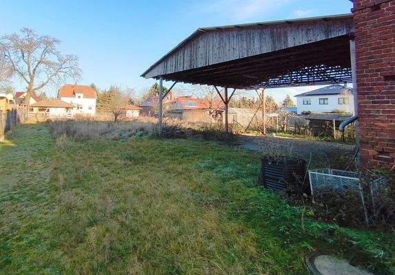 Blick Anbaudach an Scheune zu Garten