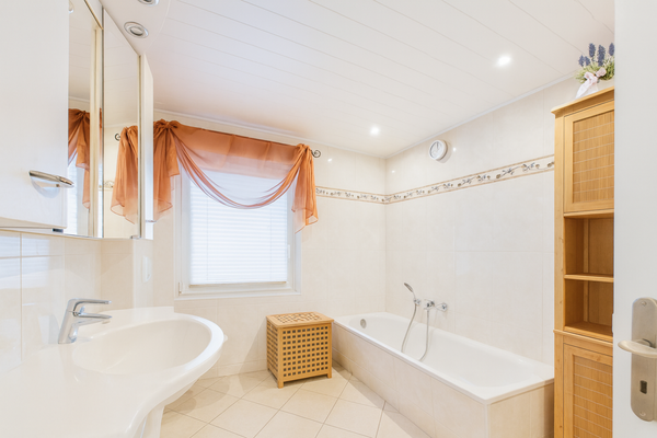 Helles Bad mit beige Ton und Holz