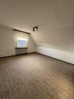 Kinderzimmer mit Teppichboden im Dachgeschoss