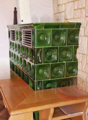 Kachelofen mit Sitzbank im Wohnzimmer