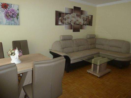 Wohnraum mit Esstisch