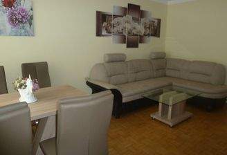 Wohnraum mit Esstisch