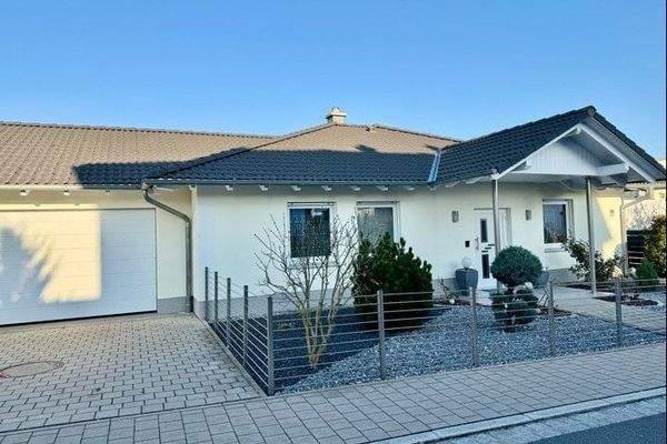 Ansicht Straße mit Garage