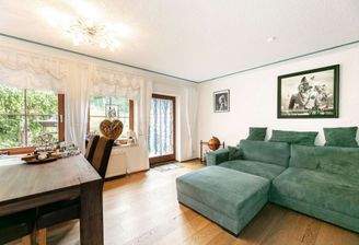 Wohnbereich mit Gartenblick