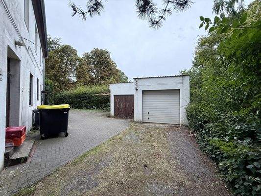 Innenhof mit Garagen