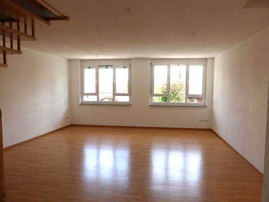 Lichtdurchflutetes  Wohnzimmer mit Eßecke