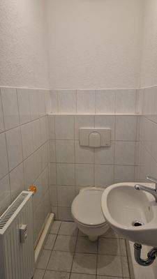 Kleines Badezimmer mit WC