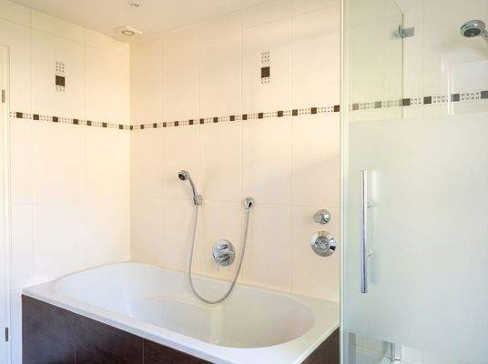 Badewanne + Dusche