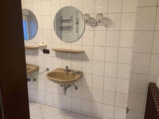 Bad mit Doppelwaschbecken