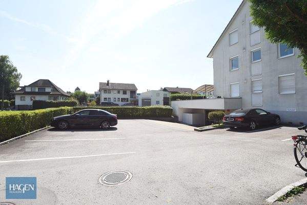 Parkplatz und Tiefgarageneinfahrt