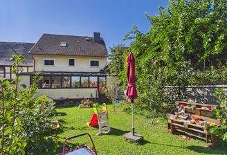 Außenansicht mit Garten