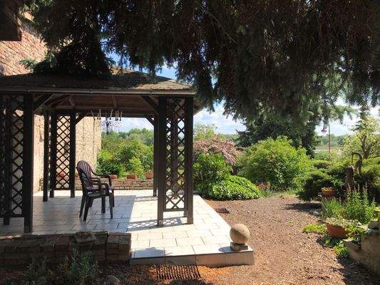 Idyll. Garten mit Sommerpavillion + Beetzseeblick