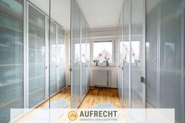 Ankleide im Schlafzimmer 1 OG