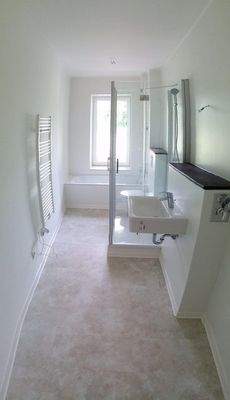 Bad mit Badewanne und Dusche