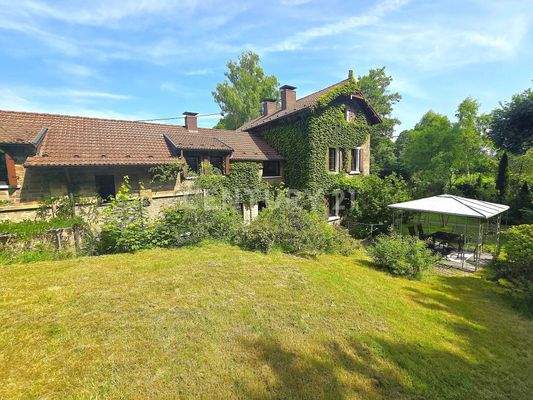 Oberer Bereich des Gartens mit saftig grüner Wiese 